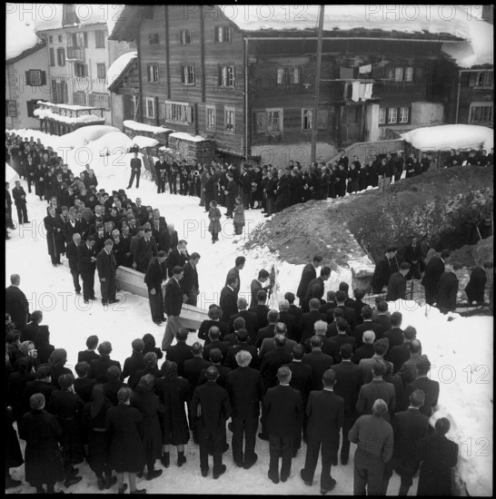 Funeral of the avalanche victims in Vals, girls carrying wreath, 1951