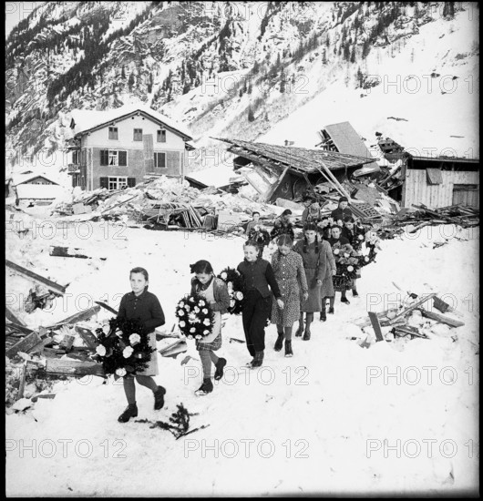Avalanche in Vals, clearing work at half destroyd building, 1951