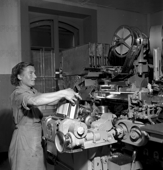 Cigarette factory Brunette, 1952