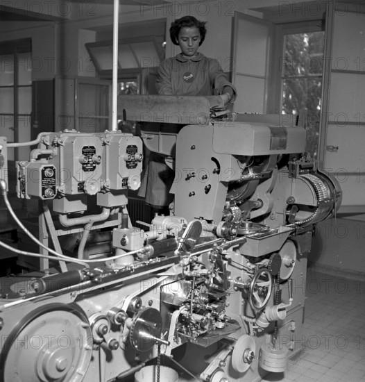 Cigarette factory Brunette, 1952