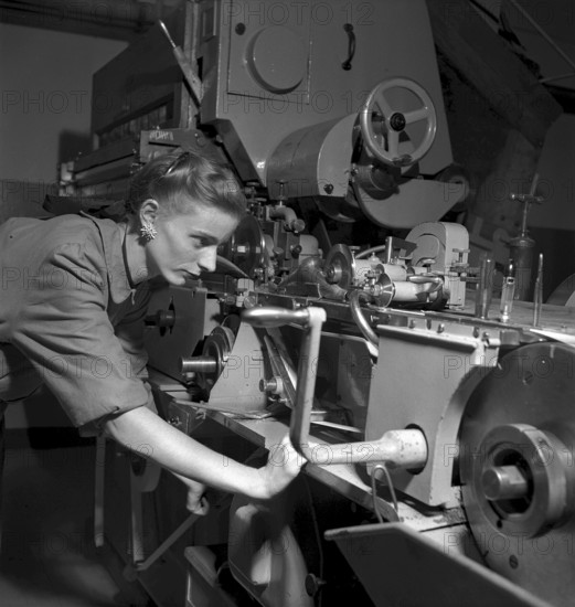 Cigarette factory Brunette, 1952