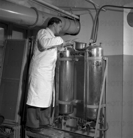 Cigarette factory Burrus, 1960