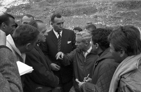Mattmark, journalists gathering informations about glacial ice avalanche, 1965