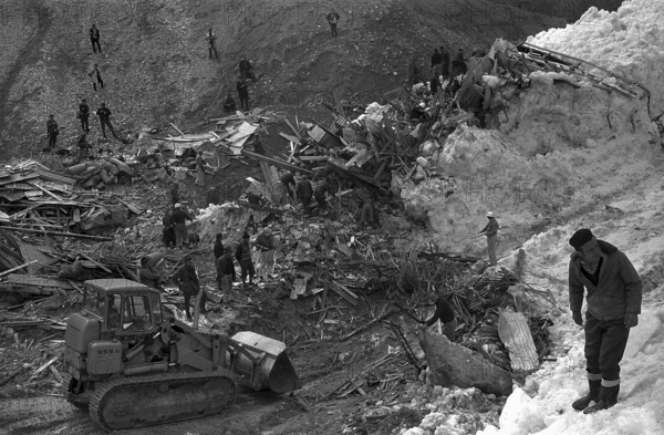 Mattmark, car crushed down by glacial ice avalanche, 1965