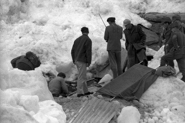 Mattmark glacial ice avalanche, survived workers forming search party, 1965