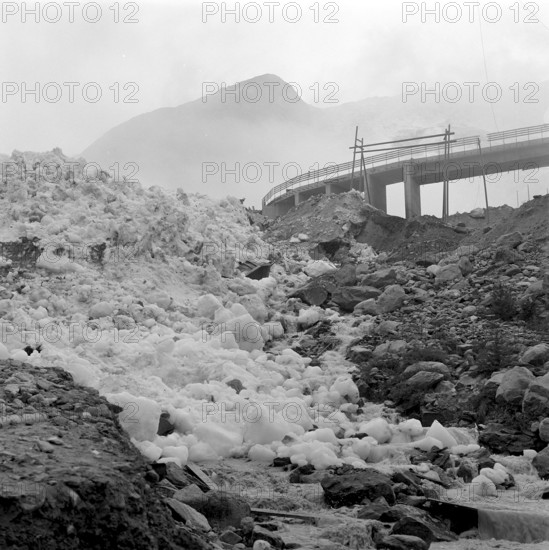 Mattmark glacial ice avalanche, search for missing workers, 1965