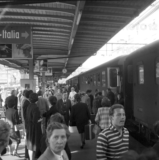African tourists on a market stall in Lugano, 1961