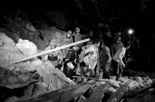 Mattmark glacial ice avalanche, nighttime search for missing workers, 1965
