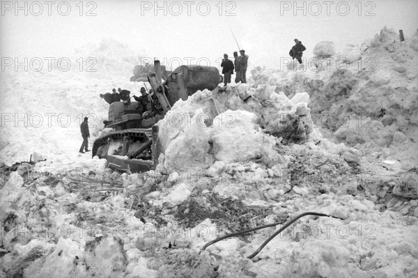 Mattmark glacial ice avalanche, military rescue vehicles, 1965