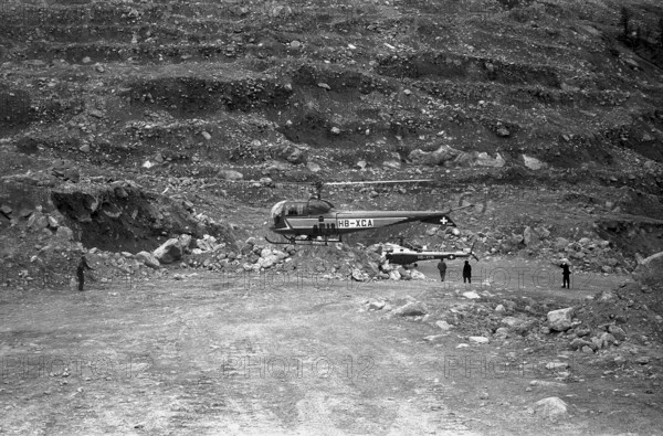 Mattmark glacial ice avalanche, survived workers forming search party, 1965