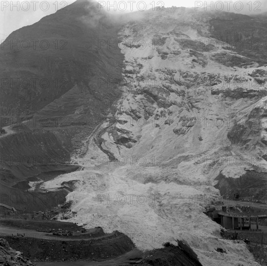 Mattmark glacial ice avalanche, nighttime search for missing workers, 1965