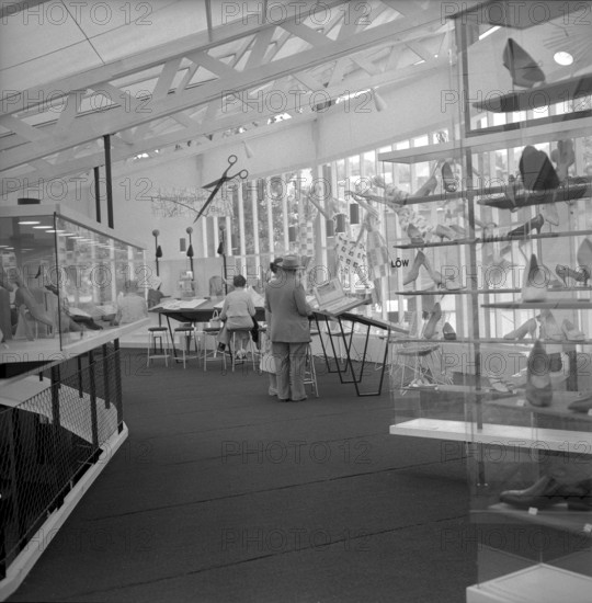 SAFFA fair 1958: women cooking spaghetti at snack booth