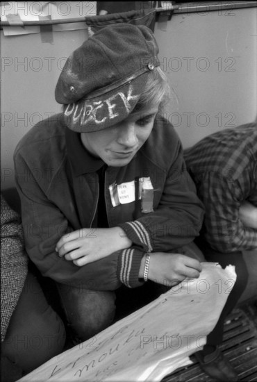 Prague 1968 after the invasion of the Warsaw Pact troops: young people resist