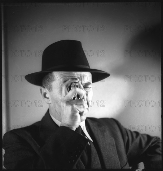 Spy uses mini camera; 1946
