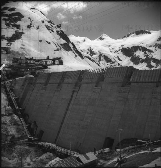 Lucendro Dam construction site 1946