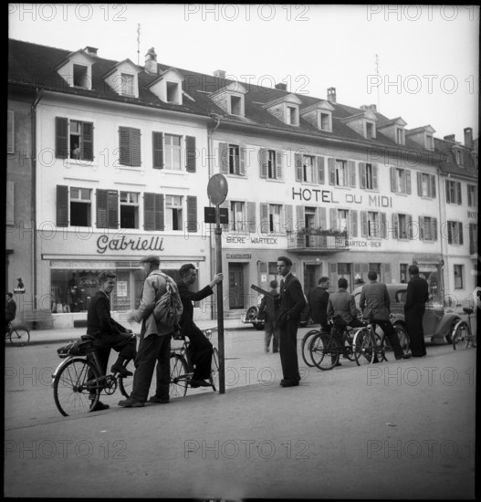 Group of men in Delémont, 1947