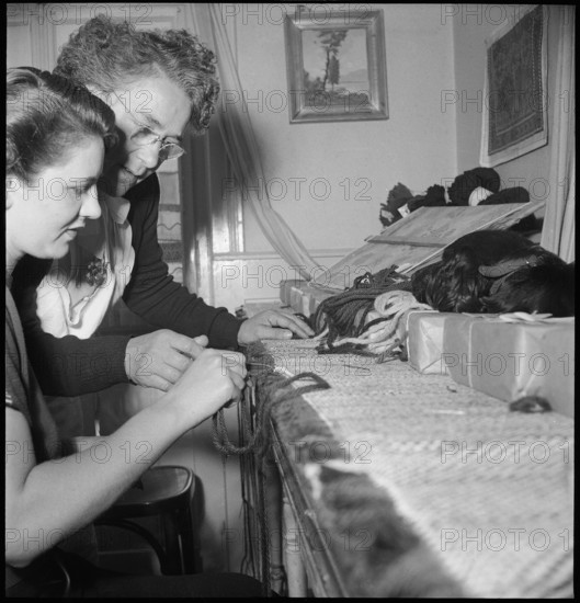 Production of a Smyrna carpet, 1951