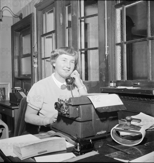 Davos: Secretary on the phone; 1940