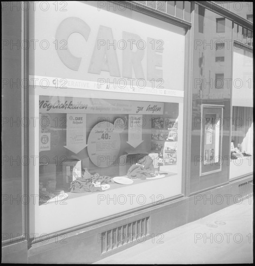 Shop window with care packages in the Jelmoli department store, 1947