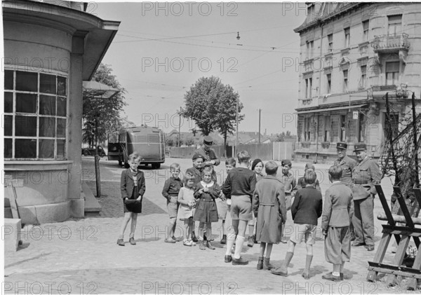 WWII: Basel children at the border with France, 1945