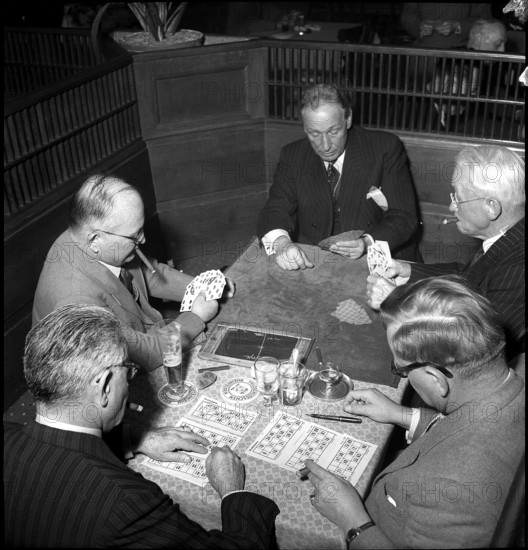 Men playing cards, 1950