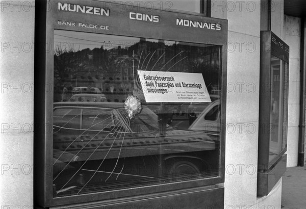Attempted burglary; damaged shop window of the Falck & CIE bank in 1969