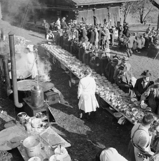 Food distribution at the Rütlischiessen, 1942