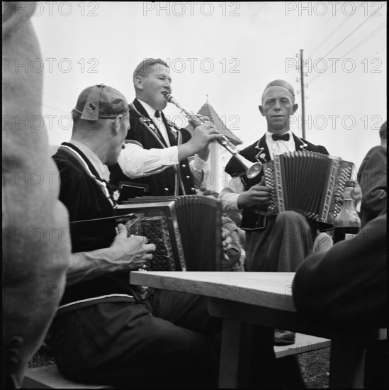 Ländler music at the horse market in ChaindonReconvilier, 1952