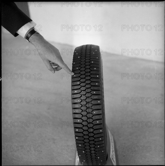 Demonstration of winter tires with spikes, 1963