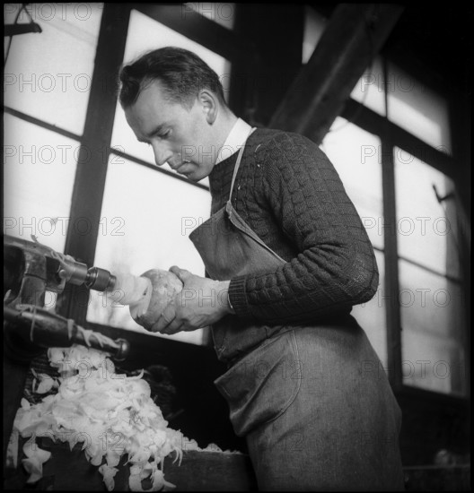 Preparations for the turnip lantern parade, man hollowing out a turnip with a machine, 1945