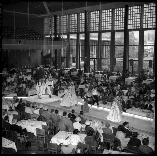 Children show their Sechseläuten costumes, 1958