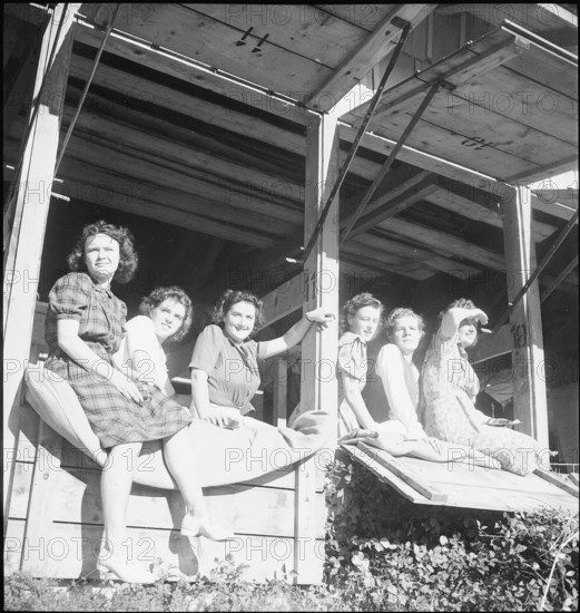 Break at the women's shooting competition in Urdorf, 1947
