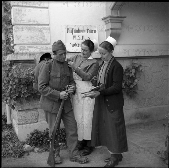 Nurses and soldiers, MSA Lucerne, 1939