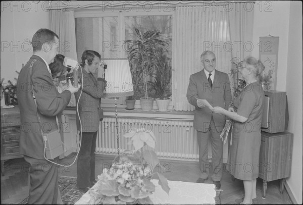 The 1,000,000th concessionaire in Switzerland is celebrated; 1972