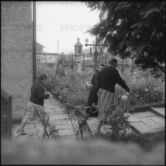 Women on the move in St. Gallen, 1955