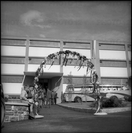 Henniez Lithinée; inauguration of the factory building, 1958