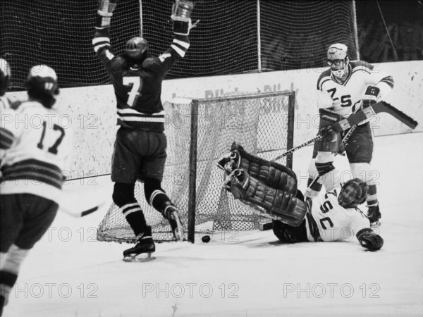 NLA 1973/74: ZSC EHC Kloten, Uebersax defeats Meier, player with glasses