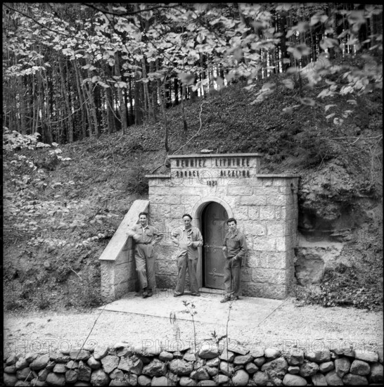 Workers in front of the Henniez Lithinée mineral spring; 1958