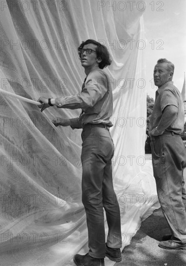 Christo wraps the Kunsthalle Bern, 1968