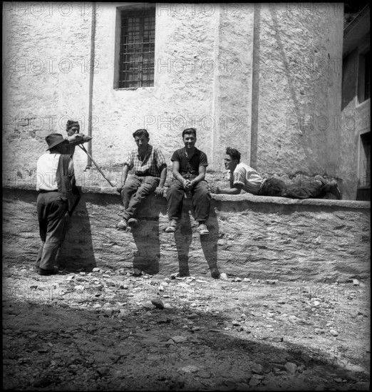 People on a wall in Brione, Ticino, 1942
