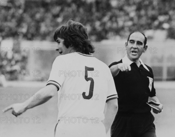 International match Switzerland Italy 1973: Chapuisat and referee Jimenez