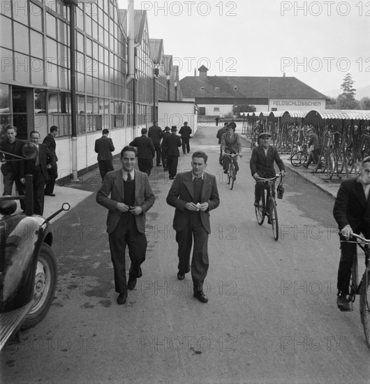 Factory workers; factory premises; General Motors 1946