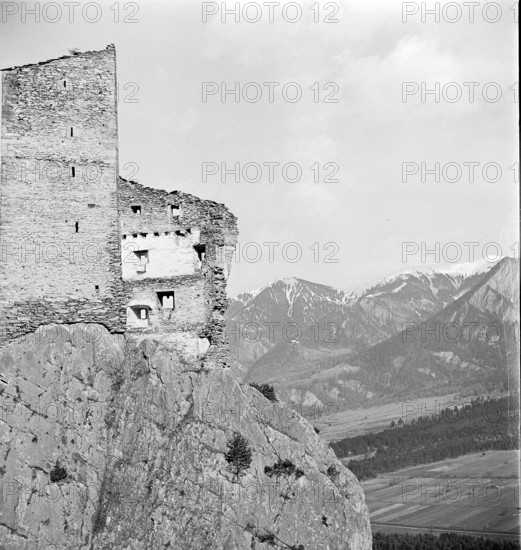 Castle ruins in Haldenstein, 1942
