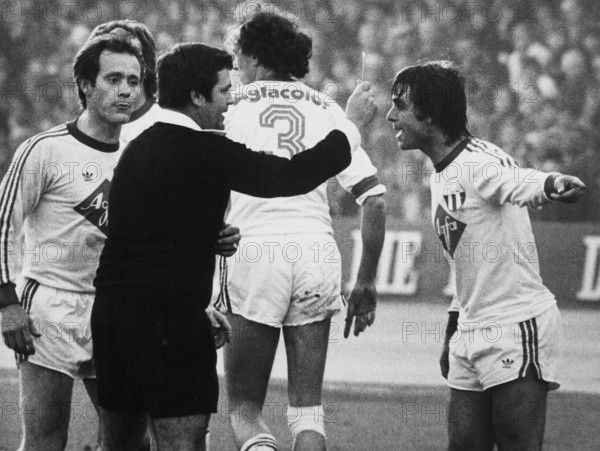 NLA Championship 1976/77: FCZ  Servette; Kuhn, referee Hungerbühler, Fischbach, yellow card for Cucinotta