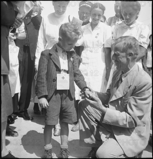 Children from Vienna arrive in Switzerland for a holiday, 1946