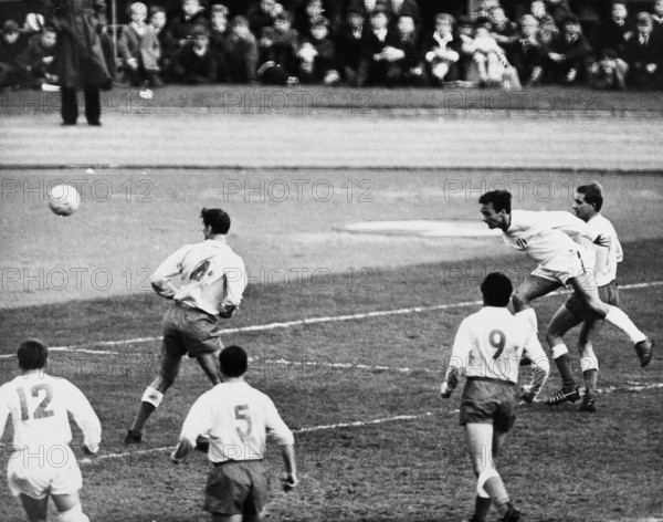 Swiss Championship NLA 1964/65: FCZ Lausanne Sports; Xaver Stierli heading the ball
