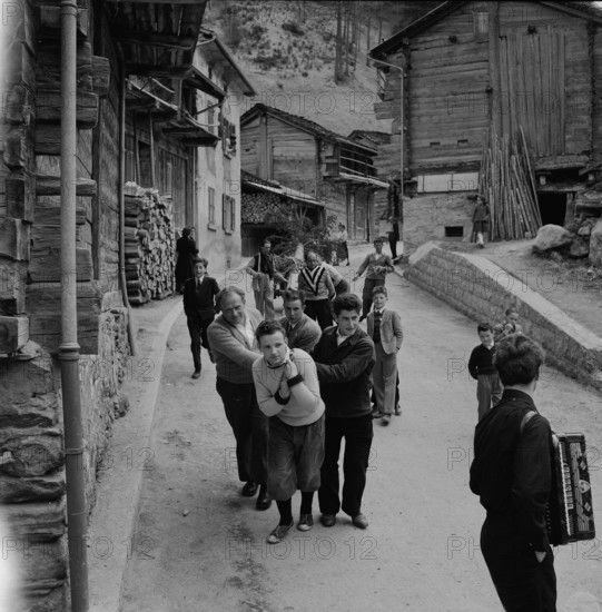 Transport of the Maypole in PrazdeFort, 1954