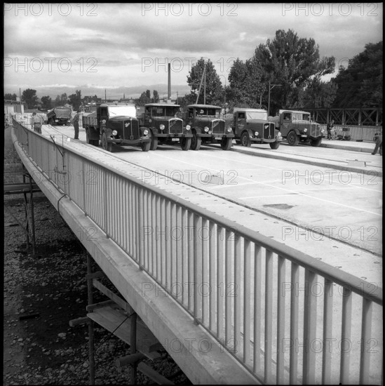Stress test; Saurer trucks drive over the Brunau Bridge; 1958