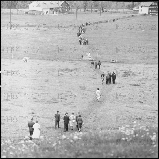 Hundwil: On the way to the 1959 Landsgemeinde
