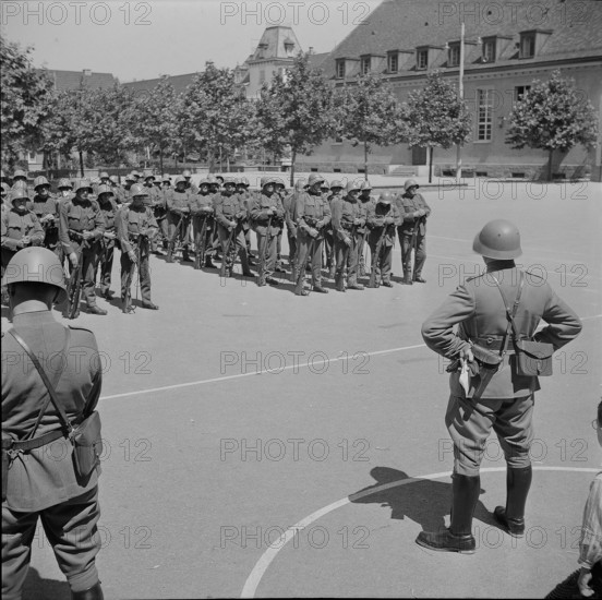 Barracks yard; soldiers being discharged; dismissal; 1940